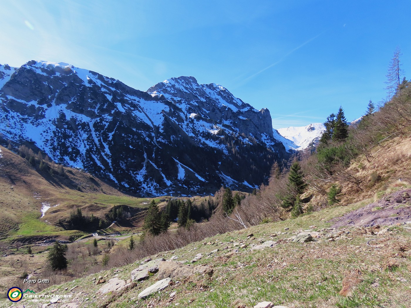 06 Vista sulla conca di Mezzeno con Corno Branchino (2038 m).JPG